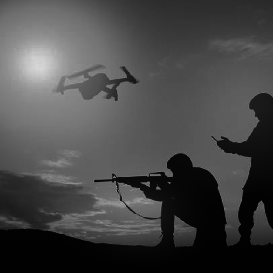 國防軍警人員於野外執行高階無人機派遣任務，支援偵查與反制演訓